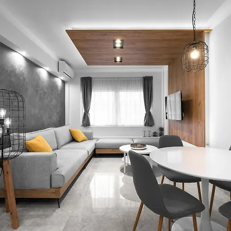 Wood N White, Nilie Hospitality Mgmt Apartment