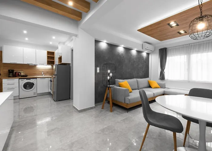 Wood N White, Nilie Hospitality Mgmt *